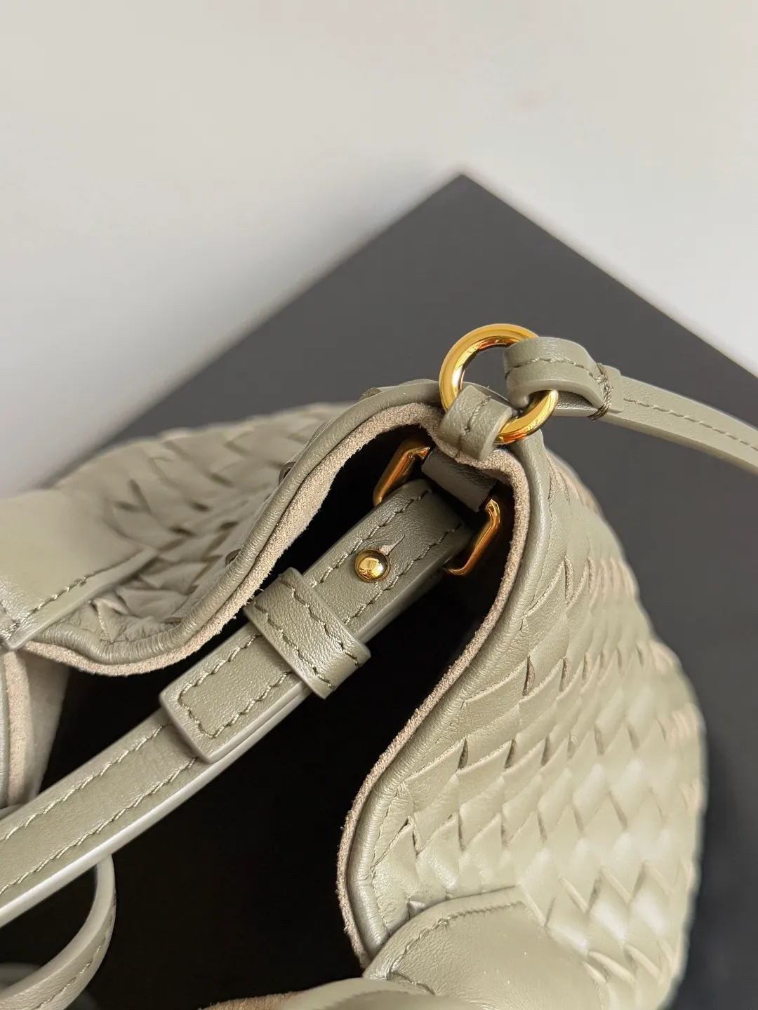Batch 1660 BOTTEGA VENETA 2025 new product pinacoteca has super soft leather, and the weaving function, practicality and relaxed fashion sense have not been lost❤️‍🔥Amway has given sisters a must-have bag when going out. The size of the bag also accurately meets the commuting needs of urban beauties. It can accommodate mobile phones, keys, lipstick, powder, sunscreen, shopping bags...all of it! ! ! 🔥The capacity should not be underestimated~ It does not choose people, clothes, or occasions. With its majestic curved outline, exquisite woven texture, delicate edges and rounded handles, this woven vegetable basket bag truly achieves the goal of "dressing up and being fashionable without getting in the way"~ Are you interested in Jimei? Style number: 819004 Size: 24*15*12cm